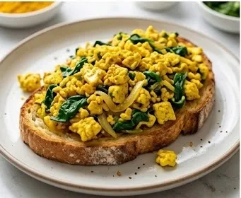 Tofu revuelto (scrambled tofu) con cúrcuma, cebolla y espinacas- ID: 183